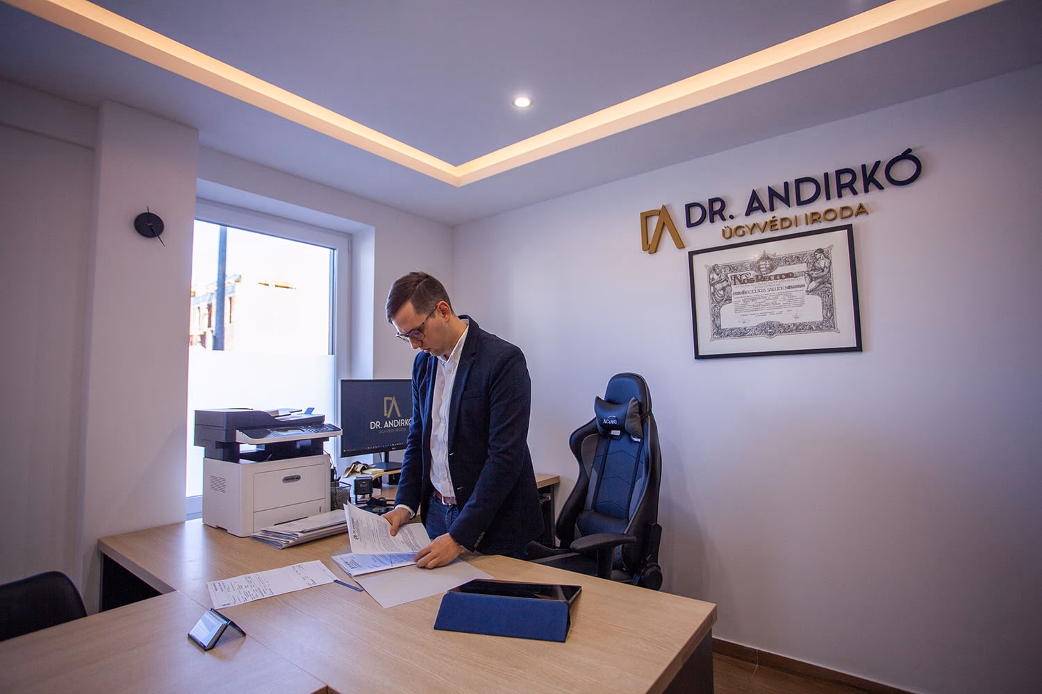dr. Andirkó Balázs István az íróasztalánál dolgozik a debreceni irodában