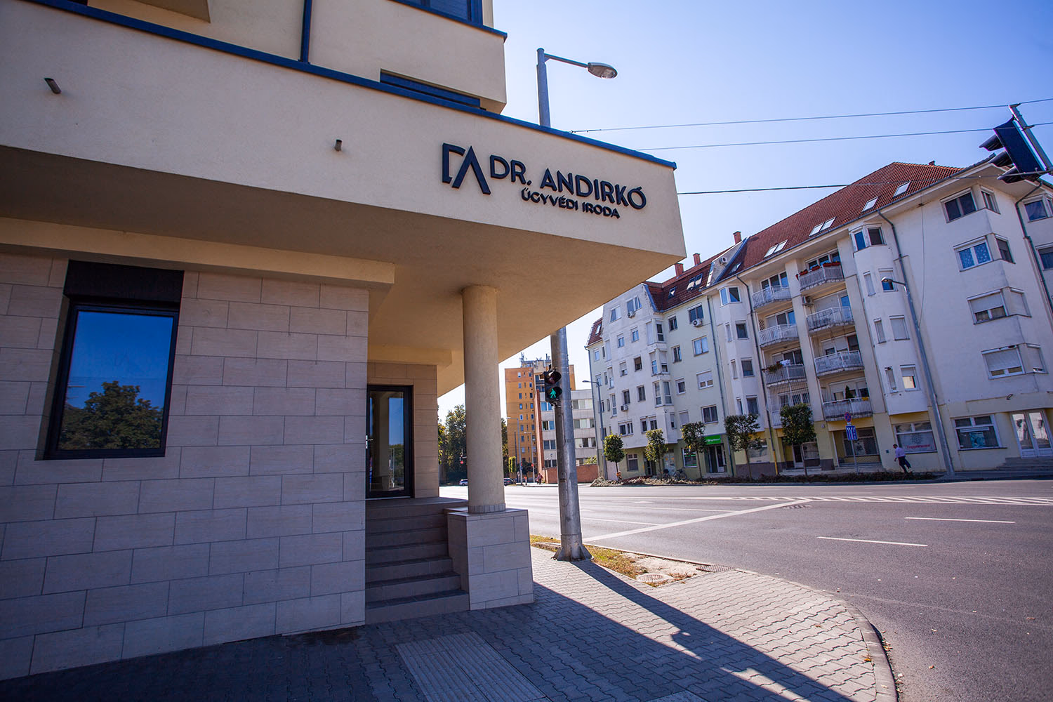 A Dr. Andirkó Ügyvédi Iroda bejárata Debrecenben, az Antall József utca 36. szám alatt